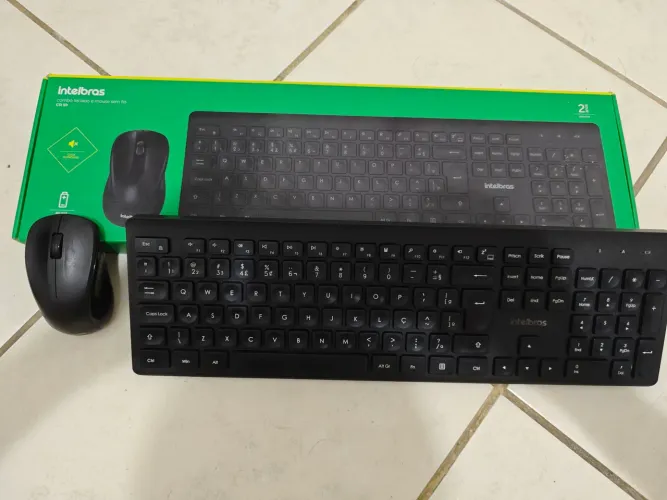 Kit teclado e mouse sem fio.
