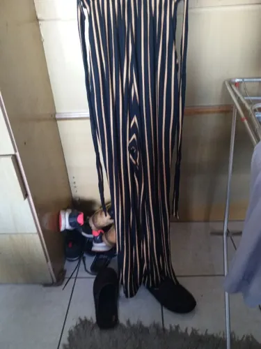 Macacão amarelo com preto listas verticais