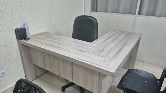 Mesa de escritório em L