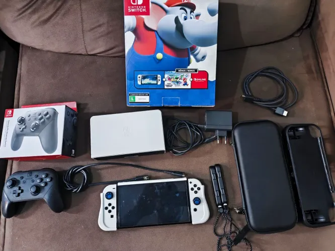 Nintendo Switch OLED branco, 3 meses de uso, acessórios e itens originais 