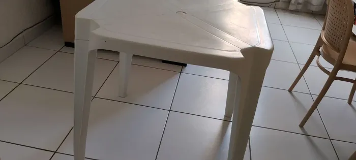 Mesa com tampo branco 