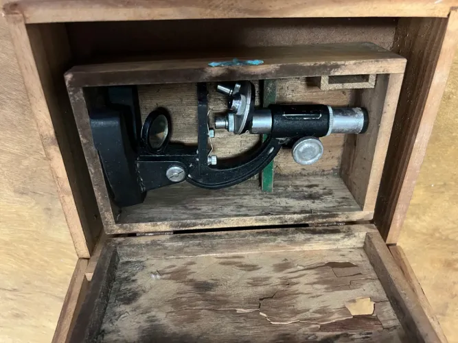 Microscópio Óptico Monocular Estudantil Vintage  Y.K.S. 