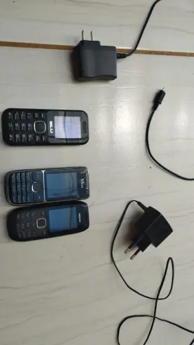 Celulares com defeito.