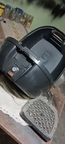 Bagageiro com suporte e parafusos , usadinho , sem chave.