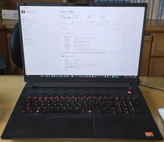 Alienware m18 R1 Ryzen 9 7845HX RTX 4070 32GB RAM