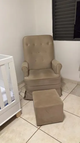 Poltrona de Amamentação com Puff - Suede Bege