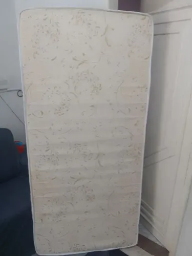 Cama box solteiro com colchão, pouco tempo de uso 