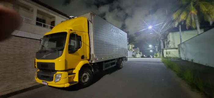 VM220 VOLVO COM RASTREADOR E BAÚ 