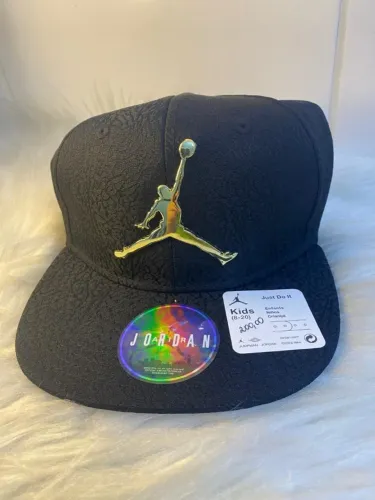 Boné Jordan Kids Snapback Preto - Logo Metal Dourado 