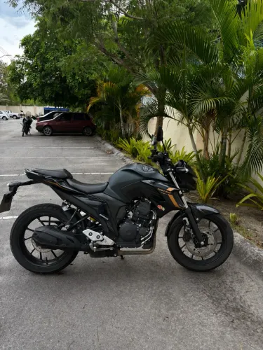 YAMAHA FZ 25 (2024/ 12k rodados/ 19500$)