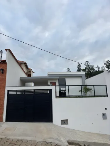Linda Casa Moderna no Centro de Chácara/MG! 2 Qts (1 Suíte), Financiamento Caixa, 123m²