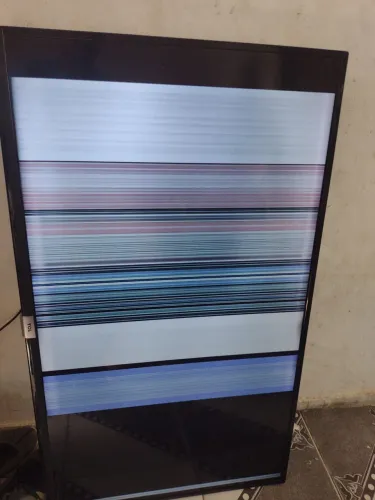 TV Semp TCL 43 na. Garantia apareceu linhas