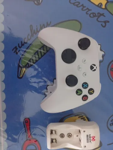 Controle Xbox Series S/X Praticamente Novo + Carregador de Pilhas (Brinde)<br>Descrição: