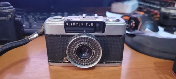 Vendo câmera fotográfica relíquia Olímpia pen