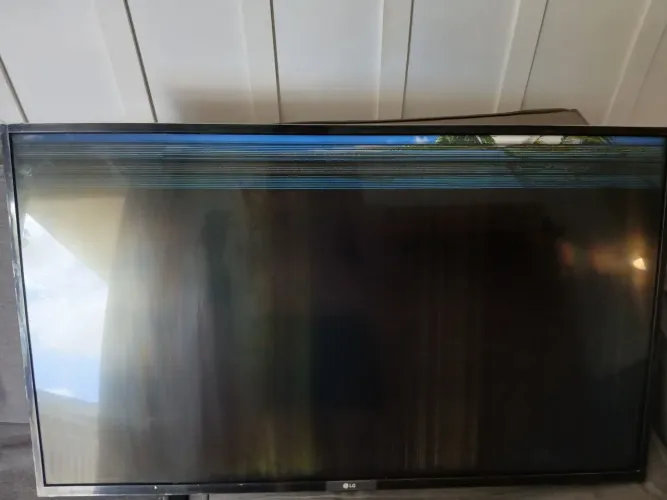 Smart TV LG 43' COM DEFEITO NO DISPLAY