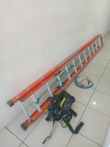 Escada, cinto paraquedistas e talabarte.