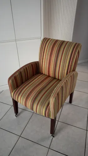 Poltrona retrô em ótimo estado, com rodinhas na frente e alça para mover.