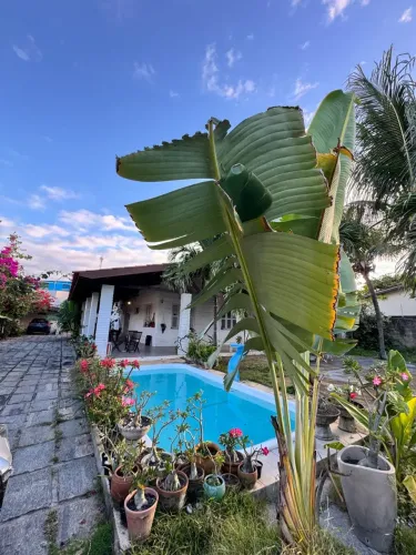 CASA NO CUMBUCO AS MARGENS DA AVENIDA