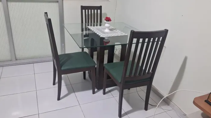 Mesa de jantar de madeira de lei