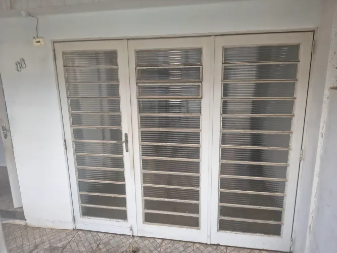 Vendo porta 3 repartições em bom estado de conservação