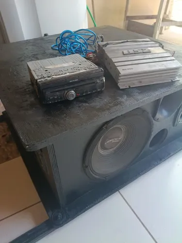 Vende-se caixa de som com potência e o som e equipamentos
