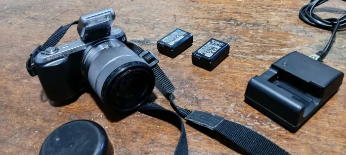 Câmera fotográfica Sony com flash e lente, carregador e cartão
