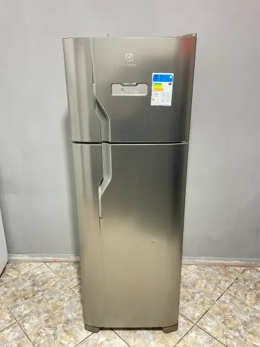 Geladeira Electrolux inox Frost Free 310 L com painel digital