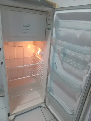 Vendo uma geladeira boa