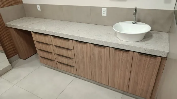 Armário c/ Mármore (4 Portas e 8 Gavetas, entrada para cadeira ou frigobar)