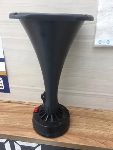 Corneta longa ou curta com drive instalado.