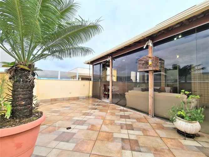 Vendo Excelente Cobertura 142m²; 3 quartos sendo um suíte; 2 vagas livres; vista definitiv