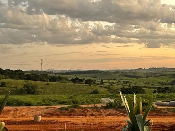 Terreno no Condomínio Colinas do Castelo em Jaguariúna-SP com 394,83m² à venda!