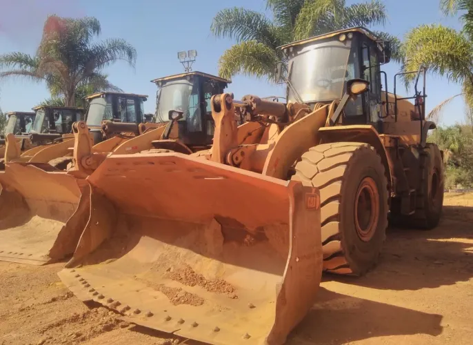 Pá Carregadeira Caterpillar 966L  de 2019 a 2021, média de 10.000 horas, em MG