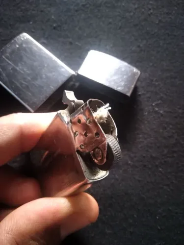 Esqueiro zippo original. 