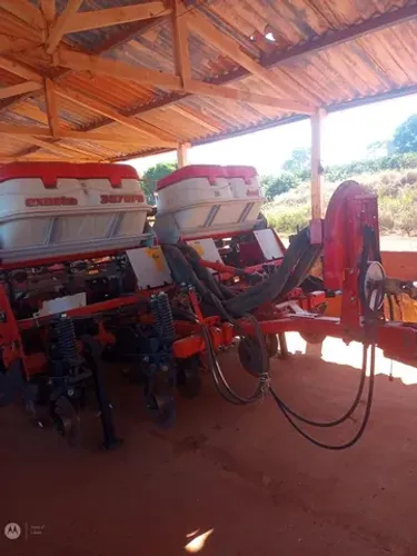 Plantadeira Jummil 6 linhas. Vendo ou troco.