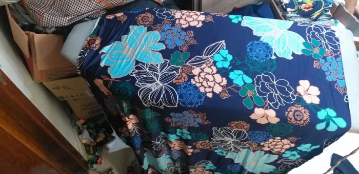 Tecidos com diversas estampas e lisos
