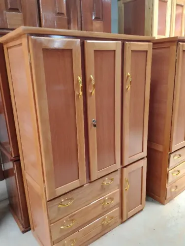 Guarda roupa de solteiro madeira ,3 portas frete grátis.