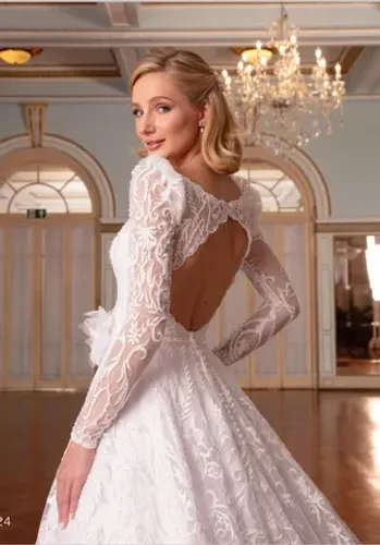 Vestido noiva rodado, branco, decote canoa.