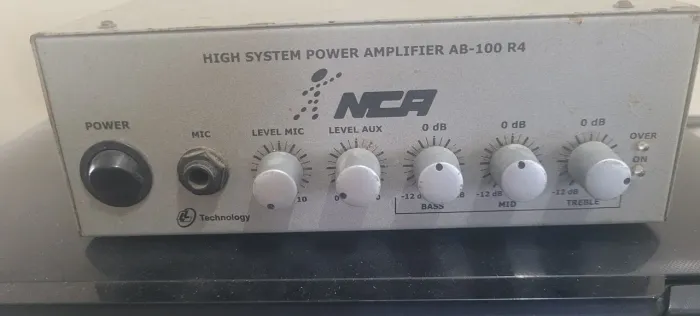 AMPLIFICADOR COM ENTRADA PARA MICROFONE E DVD/CD ETC...