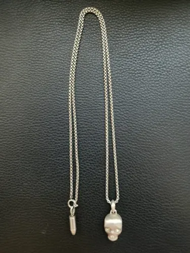 Corrente em Titânio + Pingente Colt 45 + Pingente Caveira