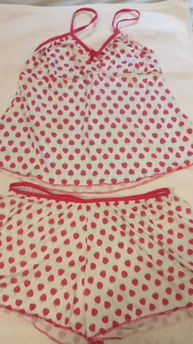 Conjunto de pijama infantil com estampa de morango