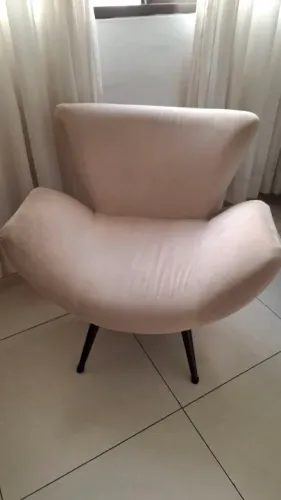 Poltrona em madeira maciça e tecido suede