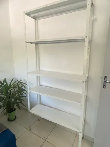 Prateleira branca de aço