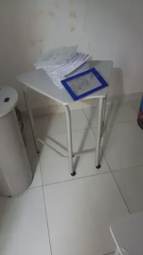 Mesa triangular com tampo branco