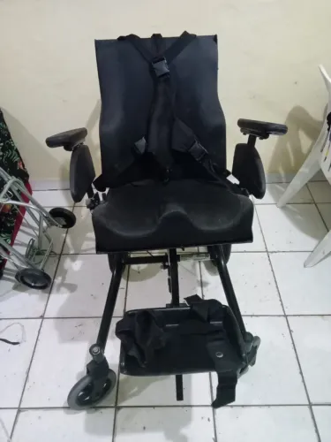 Vendo cadeira de rodas infantil adaptada