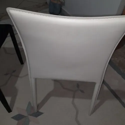 4 Cadeiras mesa de jantar em couro. 1.050,00 as quatro
