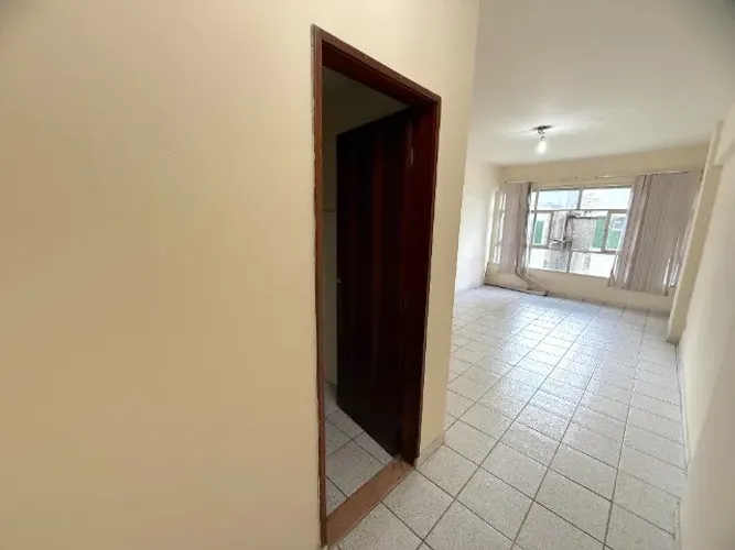 Alugo Sala Comercial no Centro com 39m² e Vista Lateral Panorâmica - R$ 800,00