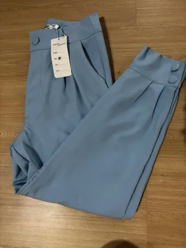 Calça social azul bebê com botões forrados tamanho P Nova