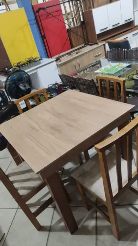 Mesa 4 cadeiras disponíveis 