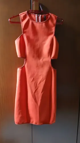 Vestido curto com recortes - P